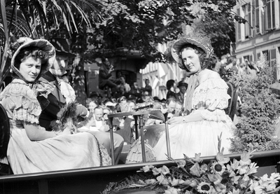 831726 Afbeelding van enkele personen in de optocht ter gelegenheid van Koninginnedag, op de Maliesingel te Utrecht ter ...